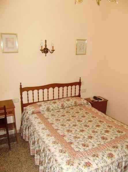 Hostal Miguel Angel Madri Quarto foto
